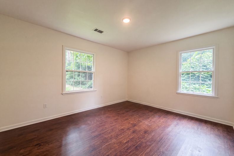 Photo 7 of 18 of 856 Glenway Dr, Atlanta, GA