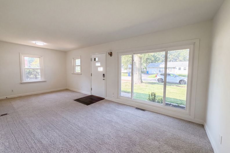Photo 3 of 18 of 1320 Gahan Dr, Florissant, MO