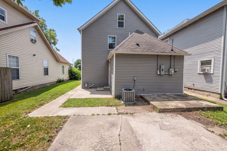 Photo 5 of 21 of 2615 Boulevard Pl, Indianapolis, IN