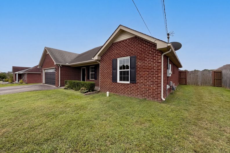 Photo 14 of 22 of 8018 Valencia Dr, Smyrna, TN