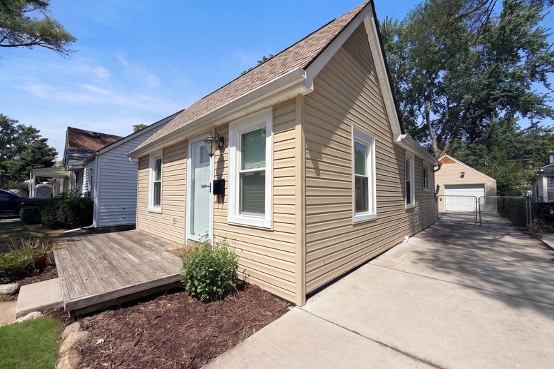 Photo 33 of 38 of 20919 Hollywood St, Harper Woods, MI