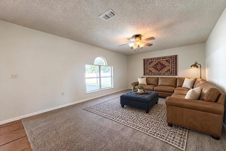 Photo 8 of 26 of 2158 Willesdon Dr W, Jacksonville, FL