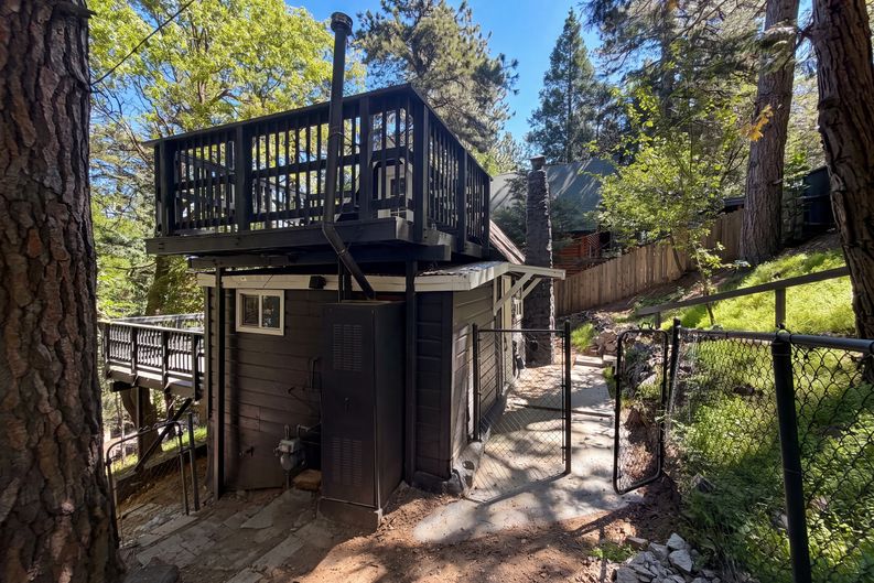 Photo 5 of 24 of 982 Oak Dr, Crestline, CA