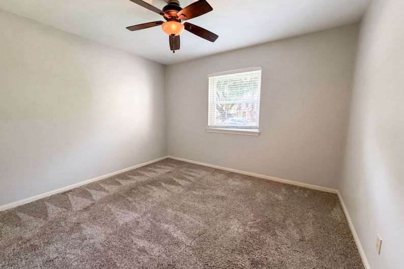 Photo 12 of 24 of 7807 Bideford Ln, Houston, TX