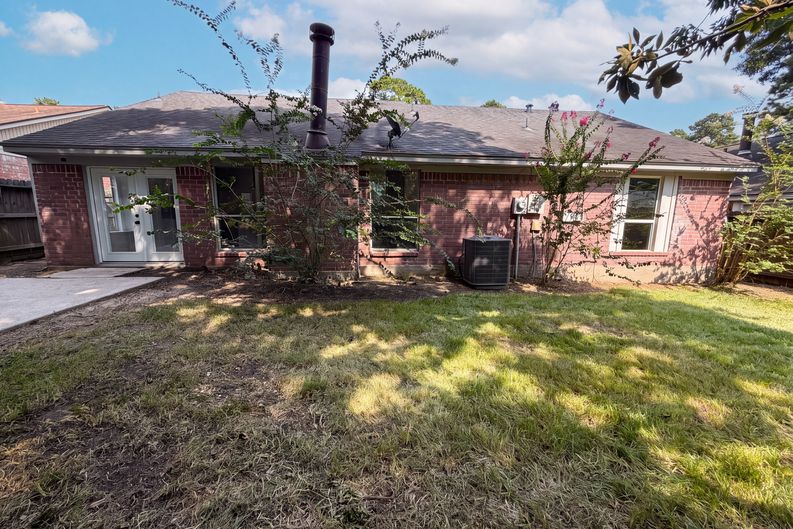 Photo 5 of 17 of 4011 Hunnington Dr, Conroe, TX