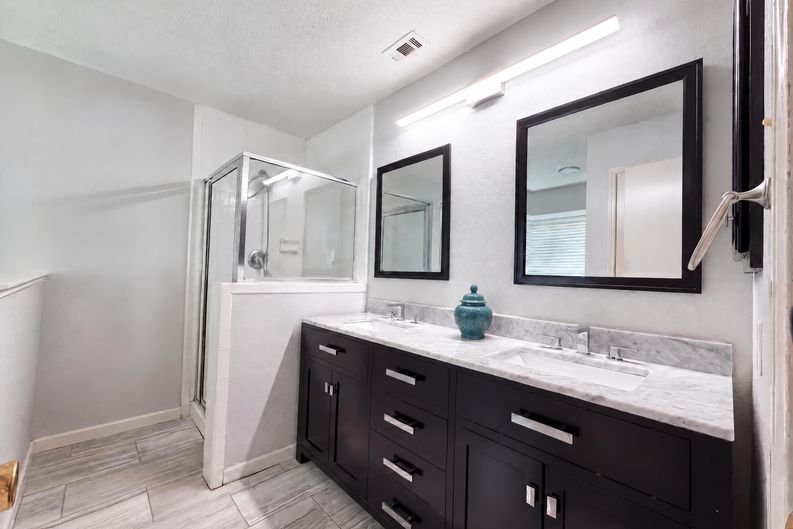 Photo 10 of 19 of 2831 Red Oak Dr, Grand Prairie, TX