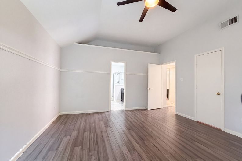 Photo 9 of 19 of 2831 Red Oak Dr, Grand Prairie, TX