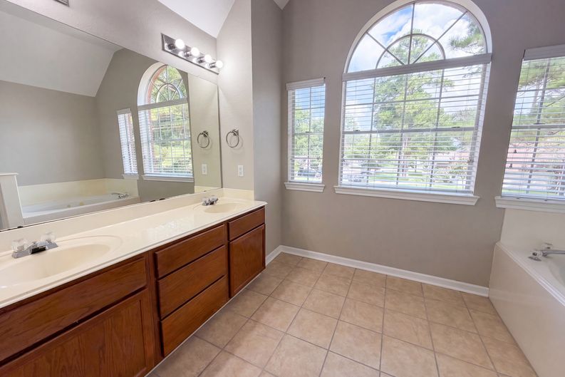 Photo 16 of 21 of 12159 Hawthorne Dr, Montgomery, TX
