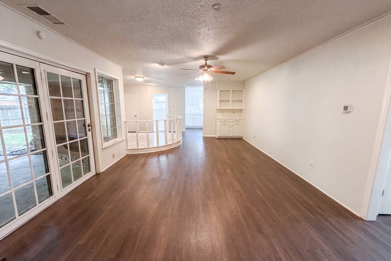 Photo 10 of 24 of 821 Glen Oaks Blvd, Dallas, TX