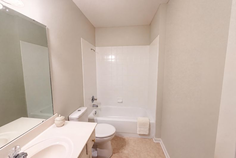 Photo 17 of 25 of 7825 W 143rd Pl, Overland Park, KS