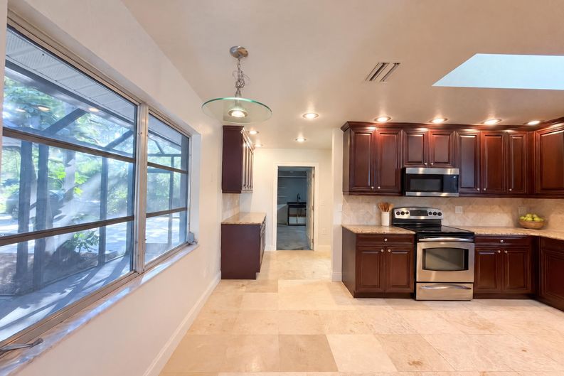 Photo 7 of 43 of 3705 Malec Cir, Sarasota, FL