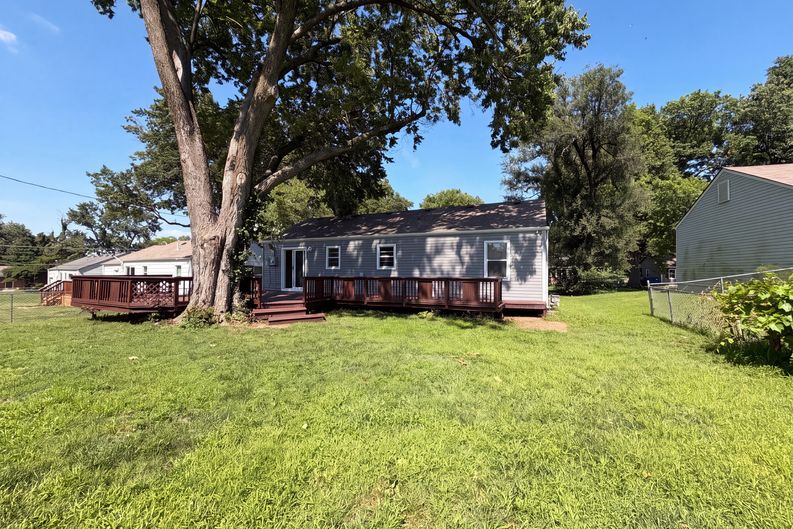 Photo 5 of 13 of 11615 W 68th St, Shawnee, KS