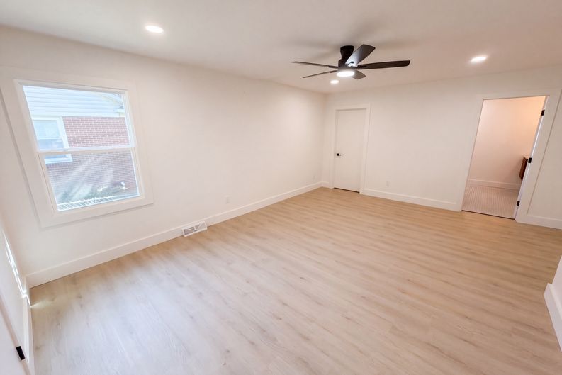Photo 4 of 23 of 4200 Abbeydale Dr, Charlotte, NC