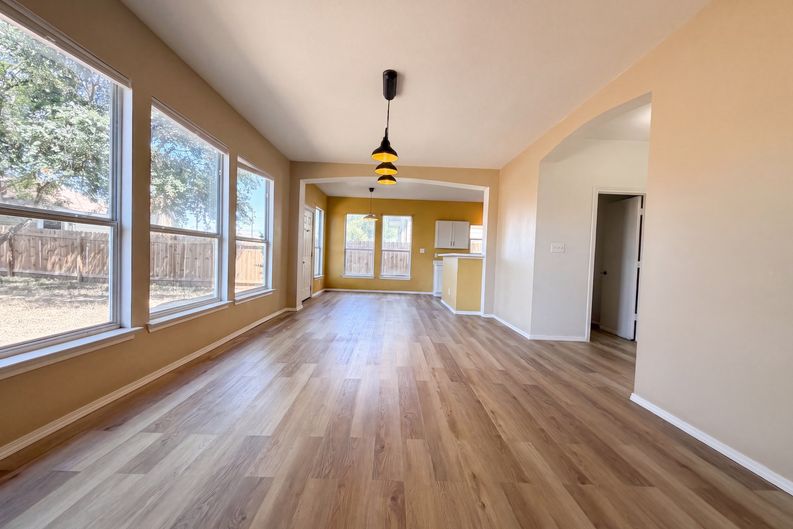 Photo 11 of 36 of 5759 Midcrown Dr, San Antonio, TX