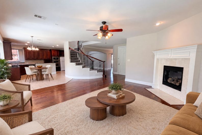 Photo 3 of 32 of 10330 Sandbar Dr, Irving, TX