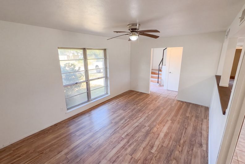 Photo 15 of 27 of 736 W Borden St, Sinton, TX