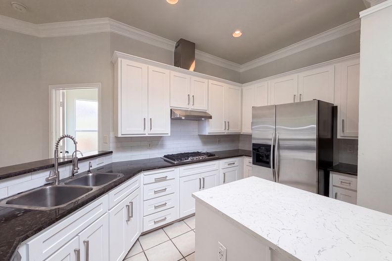 Photo 7 of 26 of 8703 Stonecrest Dr, Irving, TX