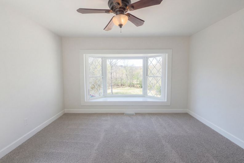 Photo 10 of 19 of 1495 S Peace Haven Rd, Clemmons, NC