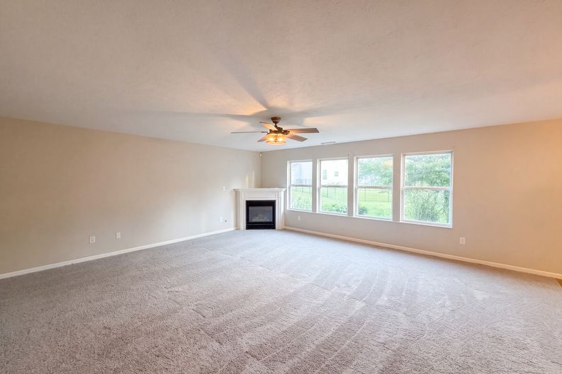 Photo 3 of 23 of 10605 Dunes Ct, Indianapolis, IN