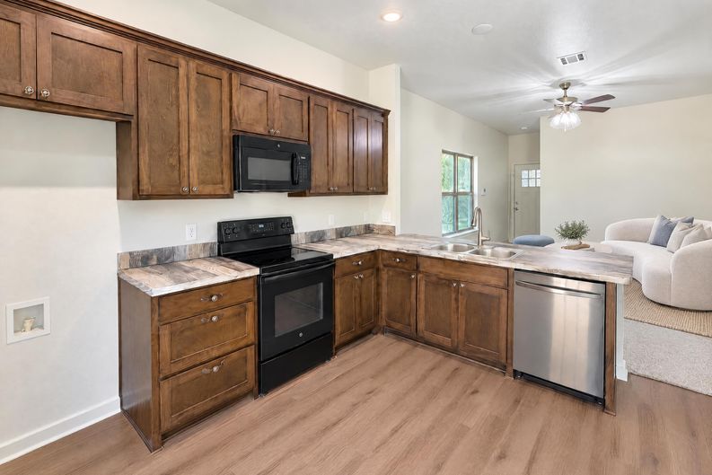 Photo 3 of 17 of 186 S Preston St, Alvarado, TX