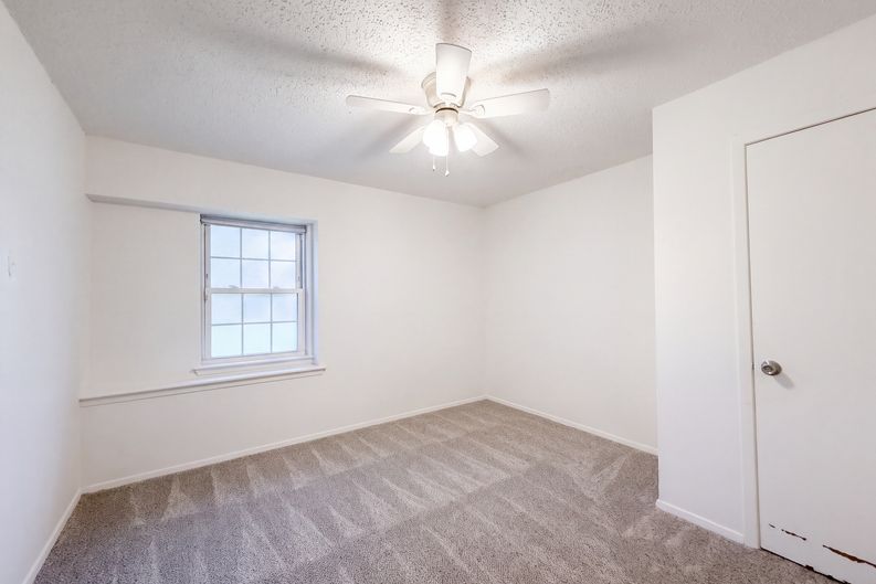 Photo 8 of 17 of 1713 Steinburg Ln, Fort Worth, TX