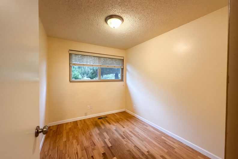 Photo 14 of 25 of 10401 NE 130th St, Kirkland, WA