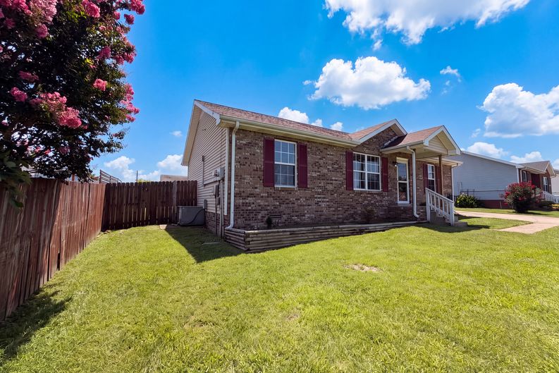 Photo 13 of 18 of 1046 Mile High Dr, Clarksville, TN