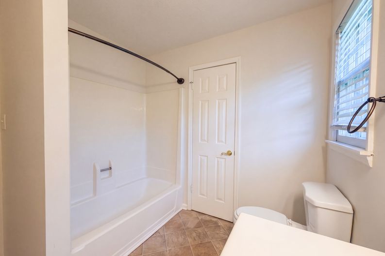 Photo 18 of 24 of 4706 Pineywood Dr SW, Decatur, AL