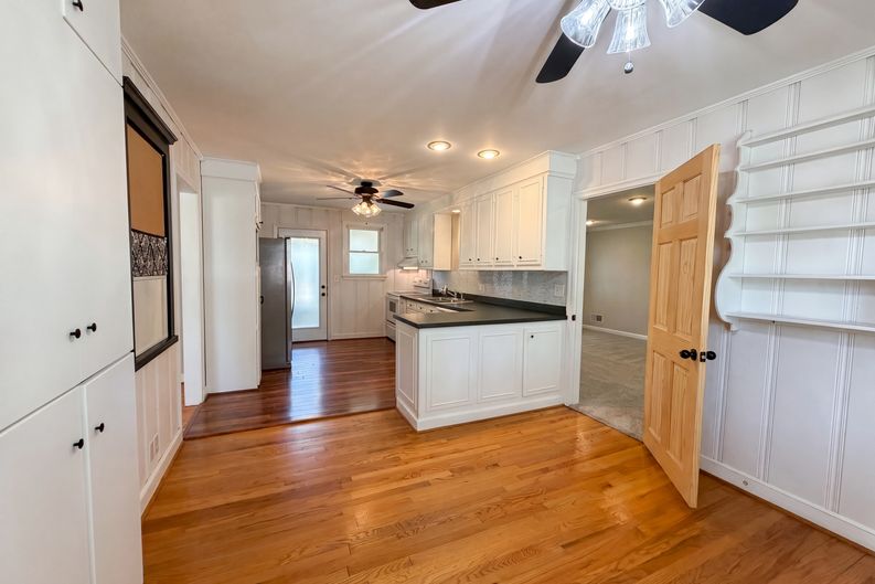 Photo 7 of 20 of 3006 Hilldale Rd, West Columbia, SC