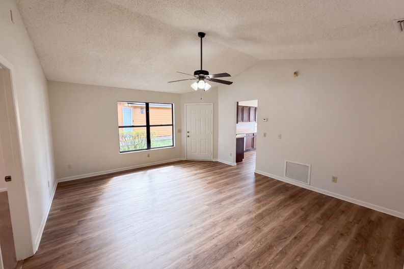 Photo 3 of 25 of 10033 Creekwater Blvd, Orlando, FL