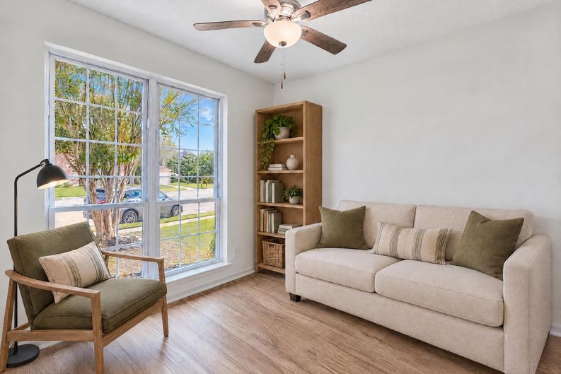 Photo 23 of 32 of 7927 High Knoll Ln, Houston, TX