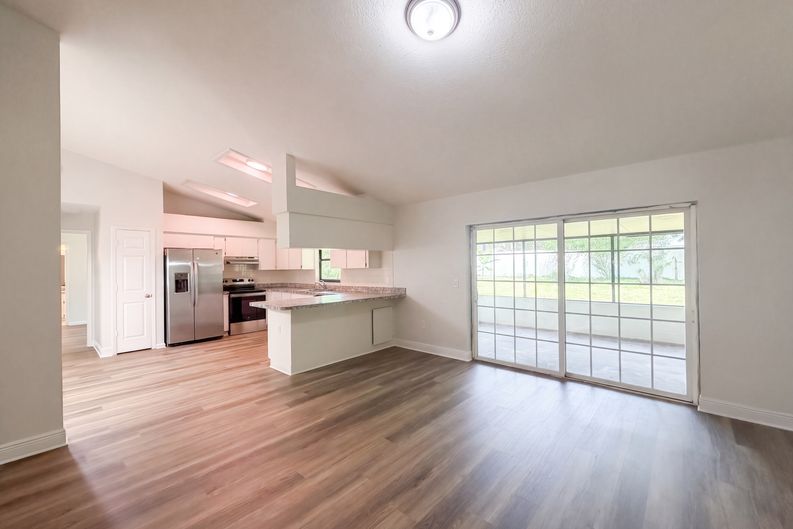 Photo 3 of 21 of 1711 Avant St, Valrico, FL