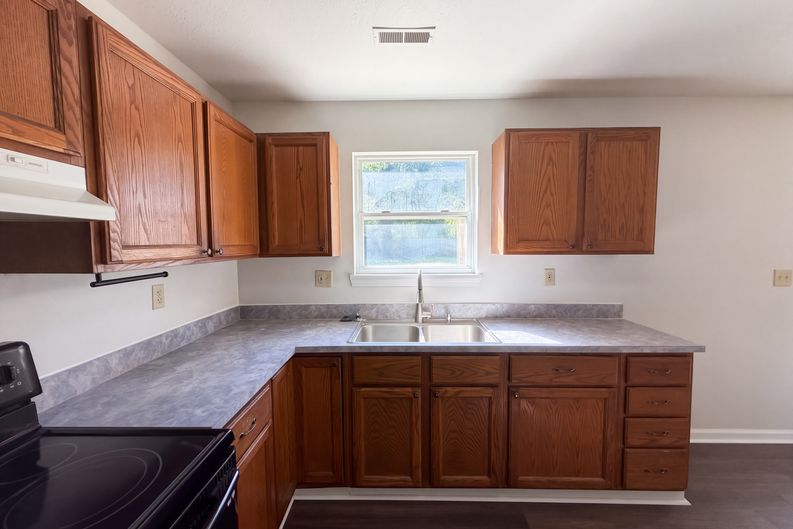 Photo 8 of 24 of 294 Summit St, Pleasantville, OH