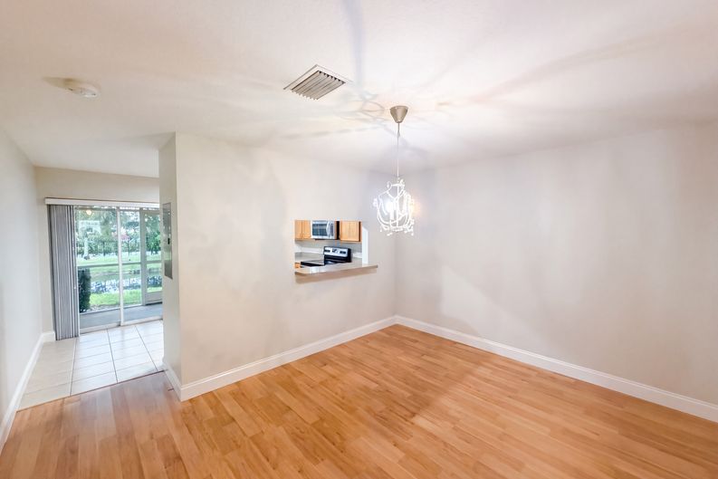 Photo 13 of 35 of 112 Coquina Bay Dr, Saint Petersburg, FL