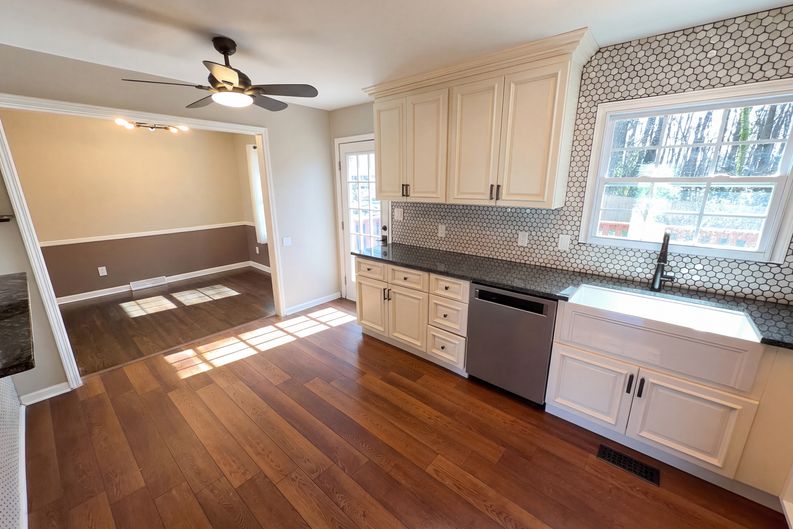 Photo 13 of 31 of 7700 Meadowdale Ln, Charlotte, NC