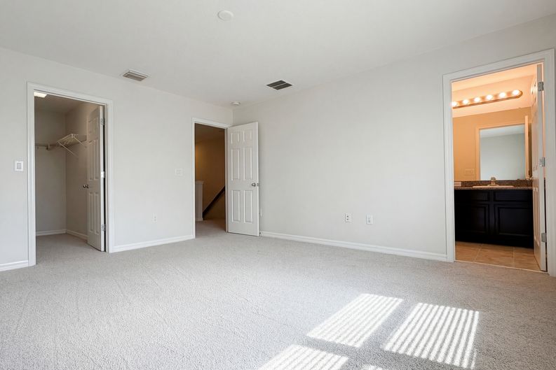 Photo 4 of 29 of 7070 Woodchase Glen Dr, Riverview, FL