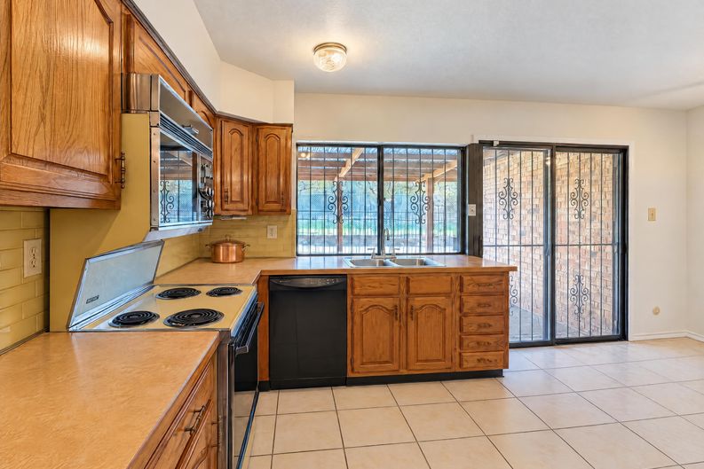 Photo 7 of 21 of 1226 Sequoia Dr, Desoto, TX