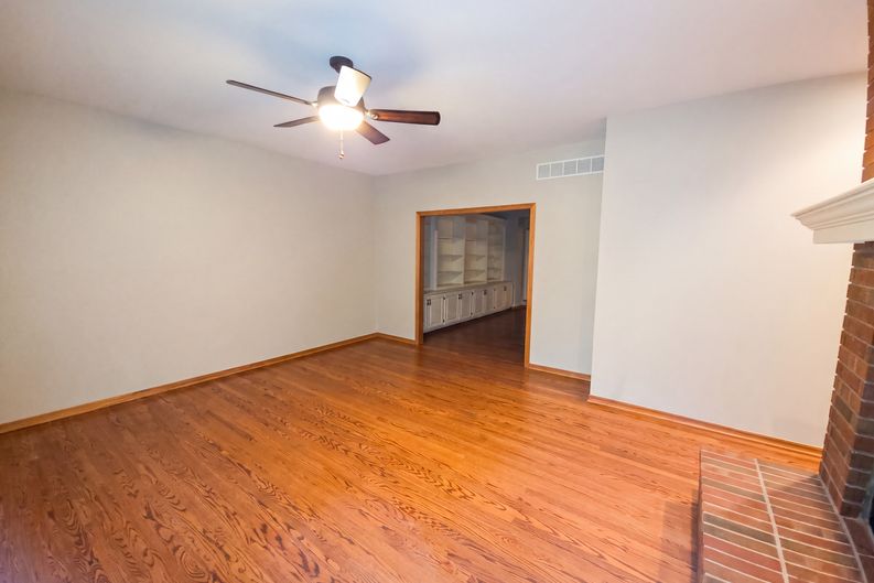 Photo 4 of 30 of 945 N Woodridge Ct, Wichita, KS