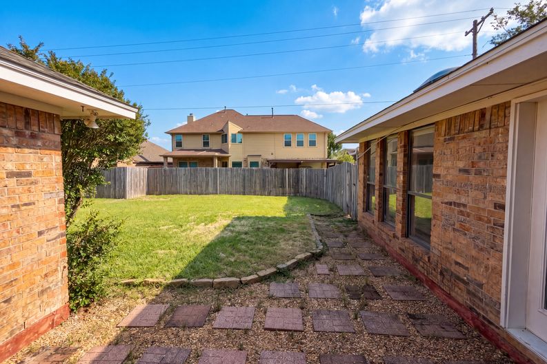 Photo 15 of 16 of 6712 Coach House Ln, Plano, TX