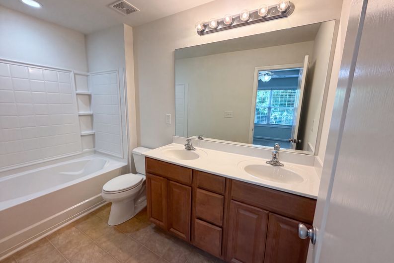 Photo 12 of 23 of 1019 Ivydale Cir, Lawrenceville, GA