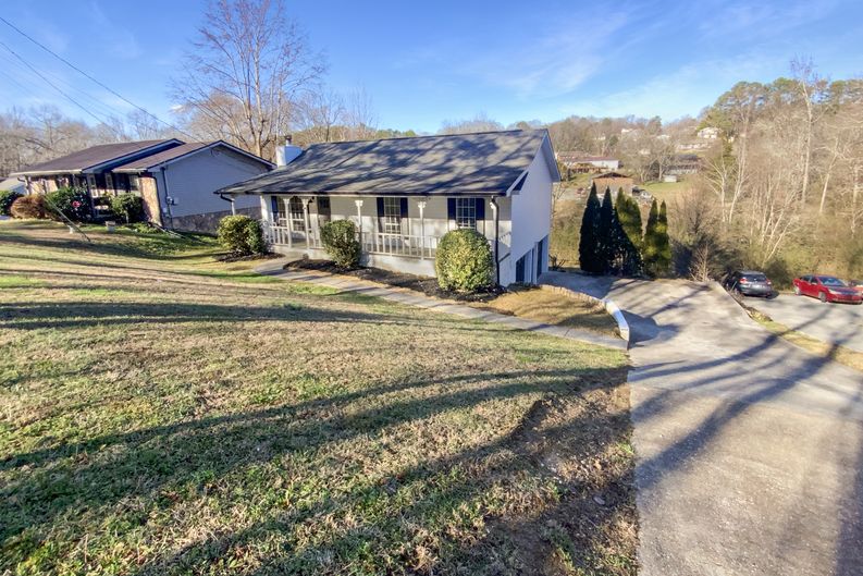 Photo 7 of 23 of 7511 Irongate Dr, Hixson, TN