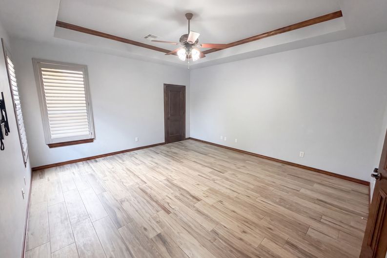 Photo 4 of 25 of 1017 W Camellia Way, Mustang, OK