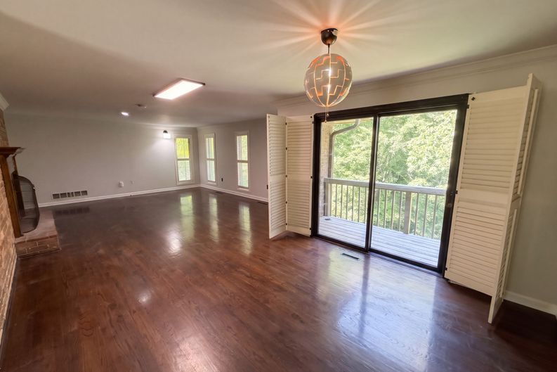 Photo 9 of 39 of 210 Lakeview Dr, Seneca, SC