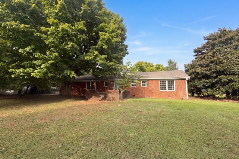 Photo 5 of 20 of 3828 Waterview Rd, High Point, NC