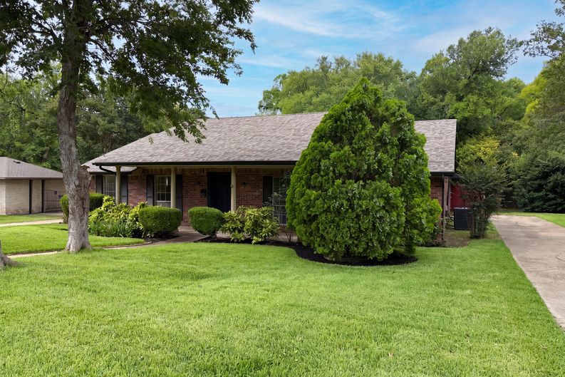 Photo 18 of 20 of 722 S Forest Ln, Duncanville, TX