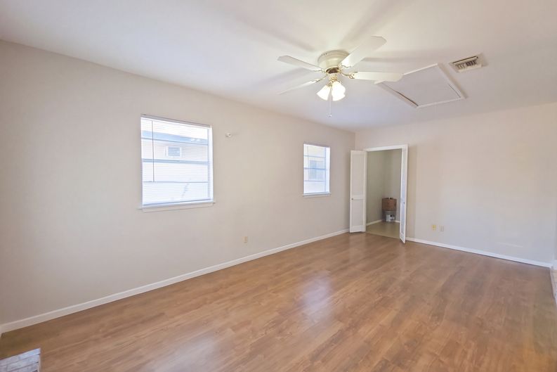 Photo 11 of 37 of 13638 Coleridge St, San Antonio, TX