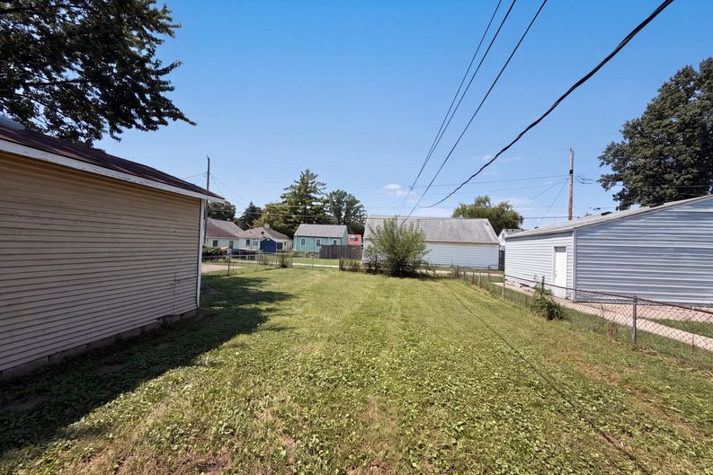 Photo 17 of 20 of 130 S 10th Ave, Beech Grove, IN