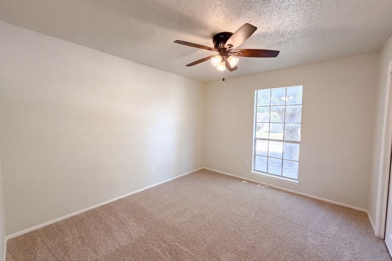 Photo 13 of 24 of 6601 Oaklawn Dr, Watauga, TX
