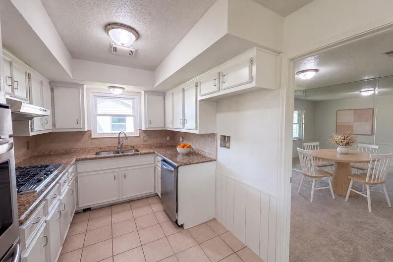 Photo 8 of 19 of 609 Heather Ln, Friendswood, TX