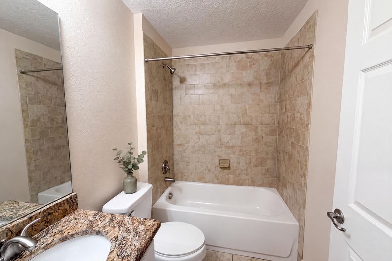 Photo 17 of 23 of 33137 Irongate Dr, Leesburg, FL